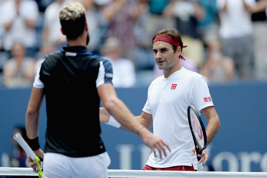 Roger Federer se saluda con el francés Benoit Paire, número 56 del mundo.
/ EFE