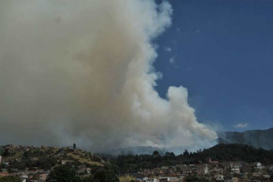La gigantesca columna de humo que se presentó este martes en el centro de la ciudad obligó a evacuar universidades, colegios, jardines y entidades públicas del sector. /Óscar Pérez – El Espectador