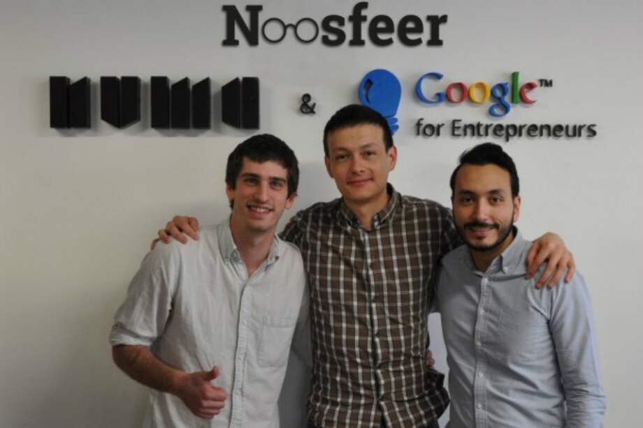 El desarrollador web de Noosfeer, Bud Bernhard (izq.); el fundador, David Gordillo (centro); y el encargado de mercadeo y comunicaciones, Daniel Cardona. / Colombia.Inn/ Cortesía Noosfeer