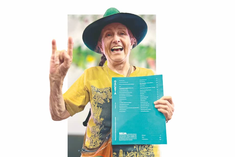 La socióloga, activista e historiadora boliviana Silvia Rivera Cusicanqui, durante una reciente visita a Colombia, con una revista Gaceta del Ministerio de Cultura.