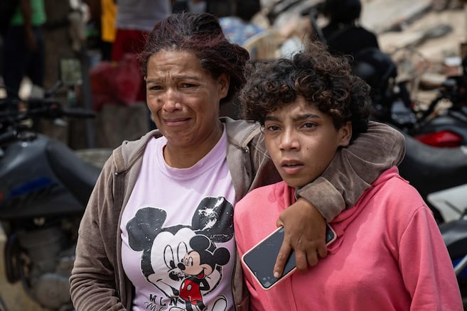 "Les hablaban para mantenerlos conscientes": la gente espera ayuda en La Guaira
