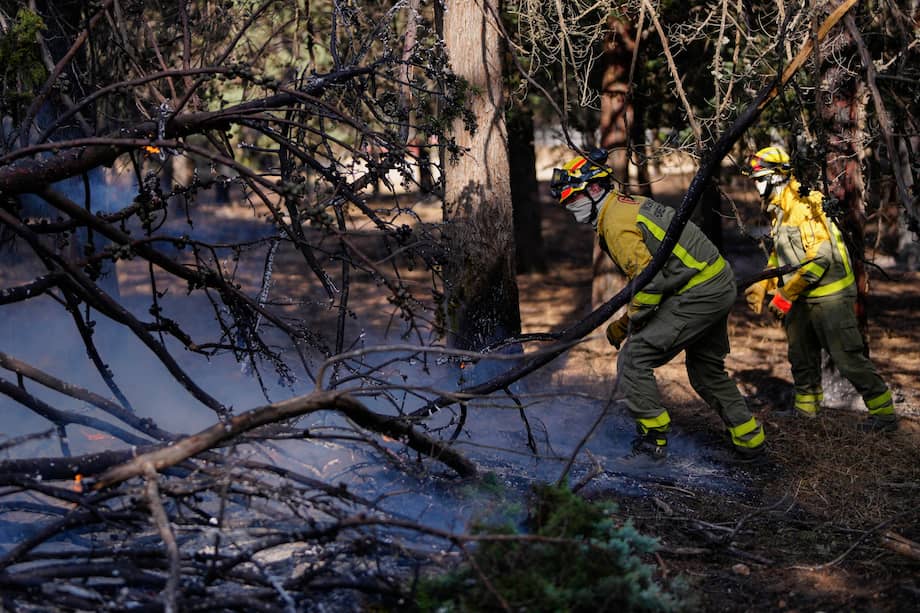 Bomberos trabajan en la zona afectada por el incendio del oeste de la Comunidad de Madrid en la localidad de Pelayos de la Presa, donde está cortada la carretera M-5421. Los incendios forestales que permanecen activos en varios puntos de España mantienen cortadas un total de 42 carreteras en las provincias de Madrid, Ávila y Castellón, además de una carretera cortada en León y dos en Toledo.EFE/ Borja Sánchez-trillo