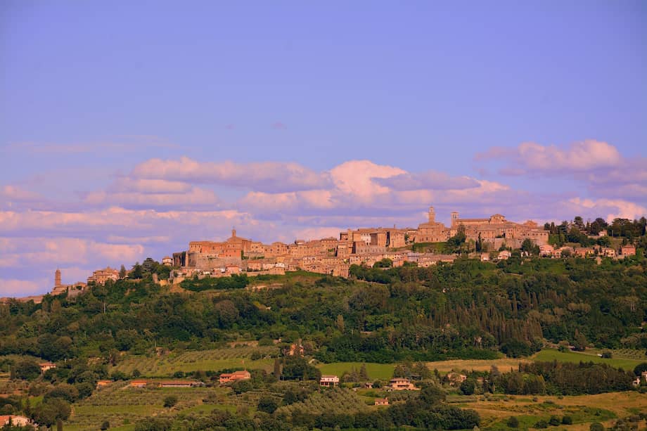 Montepulciano, Italia, una joya toscana en lo alto de una colina.