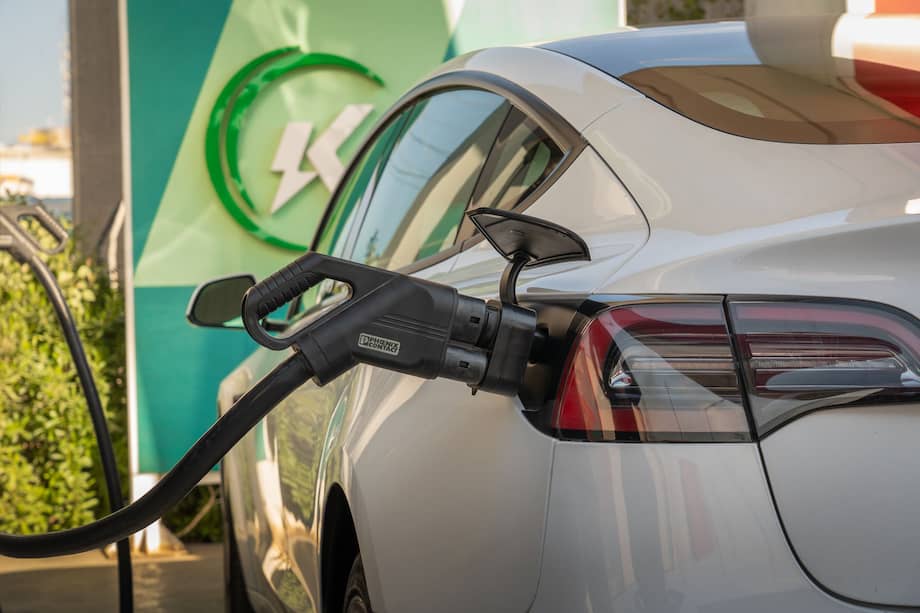 En la mayoría de los casos, si una batería interna de un carro eléctrico está dañada, esta se debe reemplazar por completo.