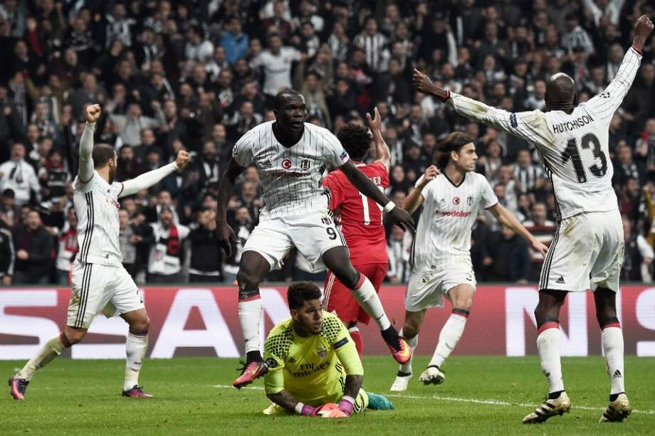 Vincent Aboubakar (c) anotó el gol del 3-3 definitivo al minuto 89, en Estambul. / AFP