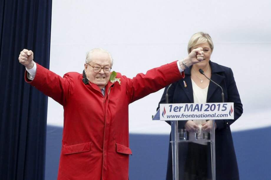 El fundador y presidente de honor del partido ultraderechista Frente Nacional (FN), Jean-Marie Le Pen, junto a su hija y actual presidenta del partido, Marine Le Pen. / EFE