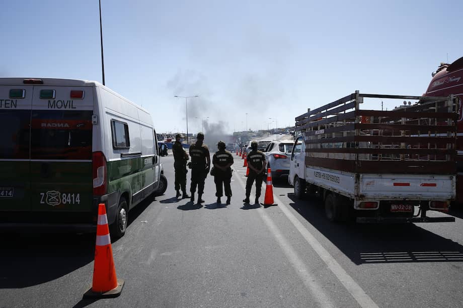 Imagen de las autoridades vigilando protestas en Iquique, Chile. Situada a escasas tres horas de viaje de la frontera con Bolivia, la ciudad chilena de Iquique hay sido escenario de bloqueos ciudadanos que culpan del incremento de la inseguridad y de la violencia a los cientos de migrantes irregulares que bajan a diario desde el altiplano.