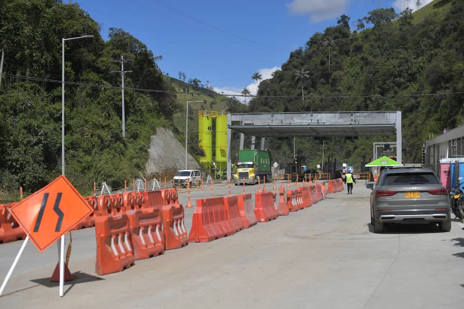 El denominado Cruce de la Cordillera Central es un sistema de 31 viaductos, 25 túneles, 3 intercambiadores y 30 kilómetros de doble calzada entre Cajamarca (Tolima) y Calarcá (Quindío).