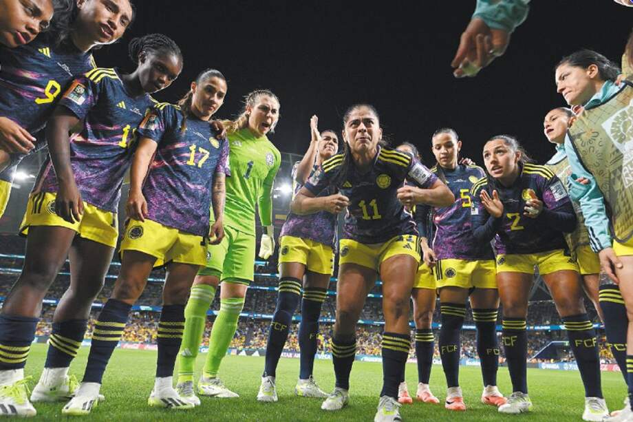 Catalina Usme (cent.), la 11 de la selección, arengando a sus compañeras en el mundial femenino.