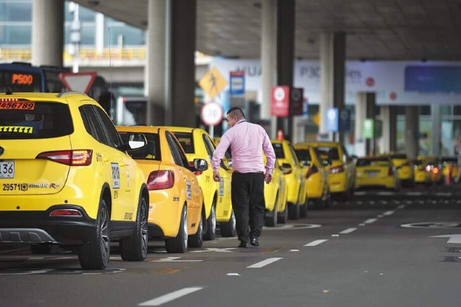En Bogotá hay 52.700 taxis, de los cuales unos 6.000 tienen el sistema de “taxi inteligente”. / Diego Cuevas - El Espectador