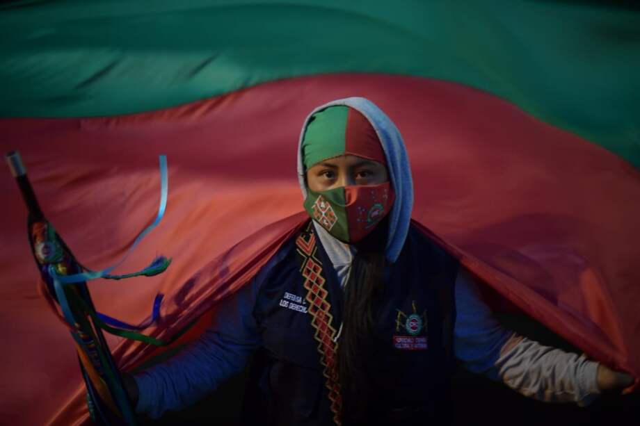 La Asociación de Cabildos Indígenas del Cauca (Acin) informó que desde el miércoles 12 de agosto miembros del Esmad, la Policía, el Ejército y de la seguridad privada de Asocaña, “han quemado cambuches y destruido cultivos".