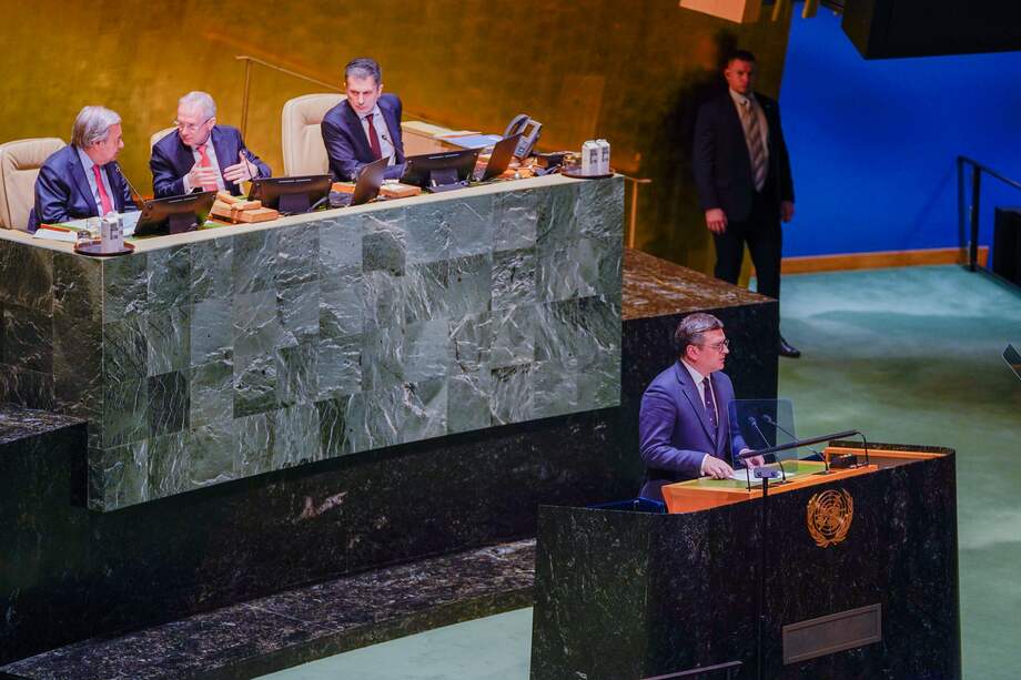 El Ministro de Asuntos Exteriores de Ucrania Dmytro Kuleba habla durante su intervención en la sede de Naciones Unidas con motivo del primer año de la invasión de Rusia a Ucrania, en Nueva York (EEUU). Foto EFE/ Ángel Colmenares