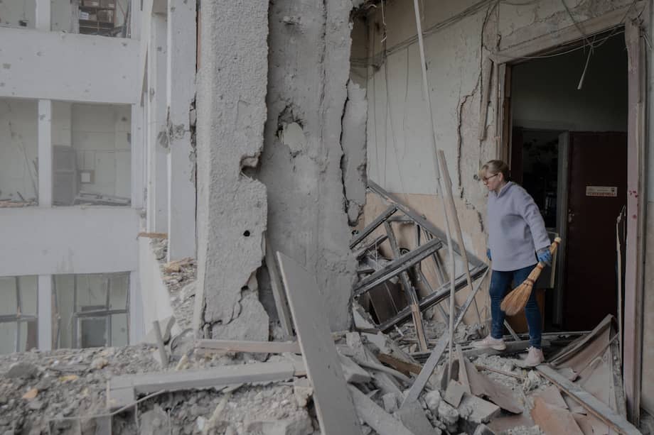 Una mujer limpia los escombros dentro del edificio Derzhprom, un histórico rascacielos soviético, dañado tras un ataque con misiles en Járkov, Ucrania.