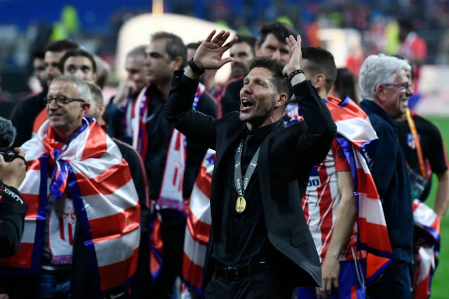 Diego Simeone celebra el título de la Europa League. / AFP