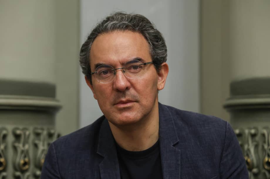 En la novela “Los nombres de Feliza”, Juan Gabriel Vásquez aborda la historia de Feliza Bursztyn, una destacada escultora bogotana de ascendencia judía.