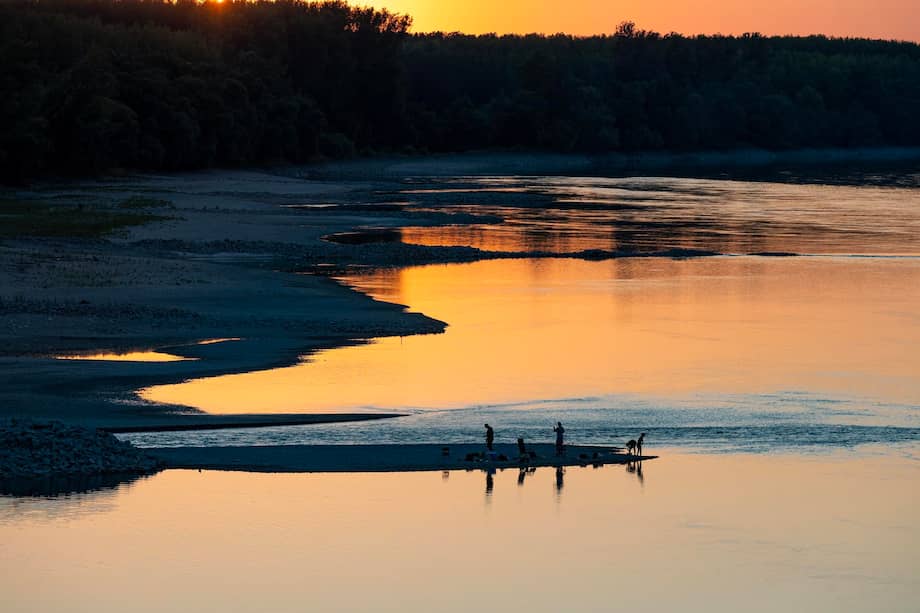 Pescadores en un banco de arena descubierto por el bajo nivel del agua del Danubio en Vamosszabadi, noroeste de Hungría.