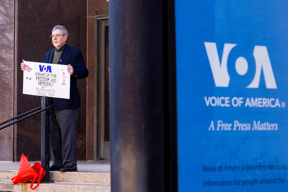 Steve Lodge, cuyo padre, Robert Lodge, fue corresponsal de la Voz de América (VOA), se manifiesta frente a la sede de la VOA en señal de protesta.