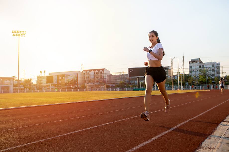 Si el cuerpo no soporta el trote continuo, la sugerencia es trotar cinco minutos y caminar con rapidez otros cinco.
