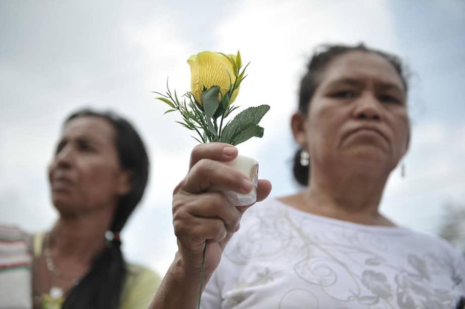 Una procesión de familiares entonó oraciones y consignas y dejó 43 rosas amarillas en memoria de las víctimas. / Fotos: Luis Ángel - El Espectador