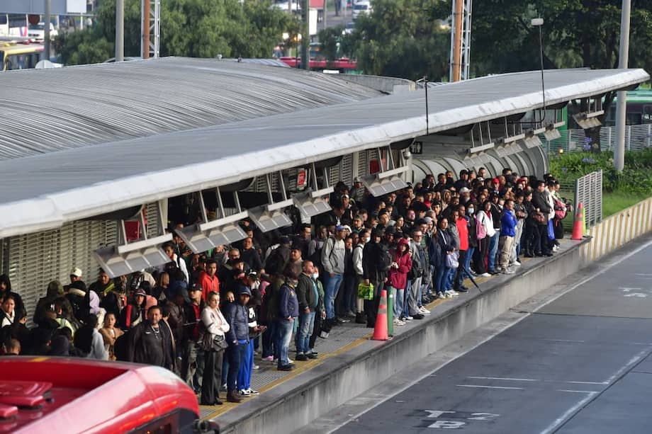 TransMilenio y TransMiZonal: 4:30 a. m. a 11:00 p. m.
• TransMiCable: en su horario habitual
Esto permitirá cubrir los desplazamientos durante toda la jornada, que irá desde las 5:00 a. m. hasta las 9:00 p. m.