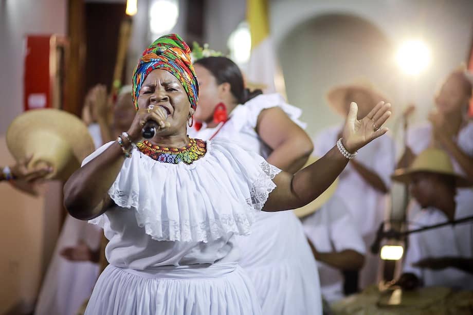 En Pabla Flores se concentran más de 10 años de trabajo ligado estrictamente a una raíz ancestral que es su madre, ‘La Yaya’.