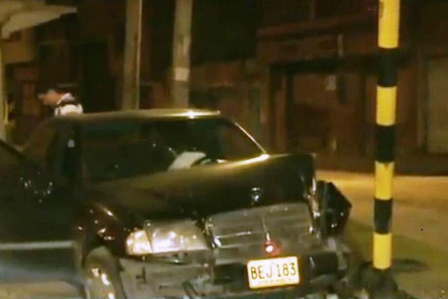 Conductor 'estresado' destruye lujoso carro en Bogotá