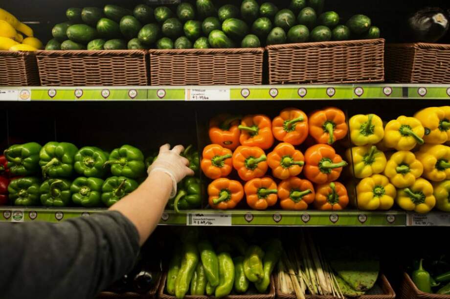 Los alimentos importados son los más afectados por la devaluación. / Bloomberg News