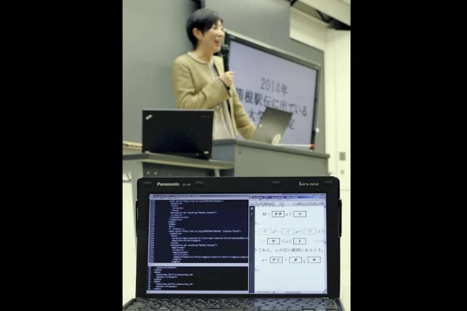 Se muestran en una pantalla de ordenador las respuestas que dio el robot de inteligencia artificial, Torobo-kun