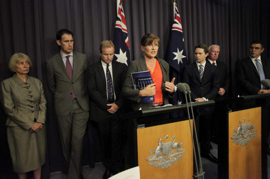 La ministra australiana de Deportes, la senadora Kate Lundy (c), presenta el informe “Crimen organizado y drogas en el deporte” / EFE