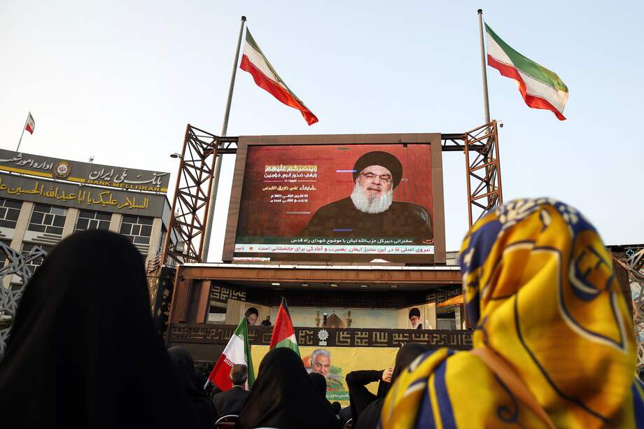 Manifestantes escuchan el discurso del secretario general de Hezbolá, Hassan Nasrallah, durante una aglomeración en la plaza Imam Hussein, en Teherán, Irán, el 03 de noviembre de 2023.