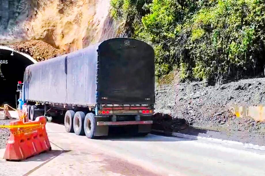 Las actividades de remoción del derrumbe continuarán y se realizarán cierres preventivos en el km 29 para avanzar con el retiro de material.