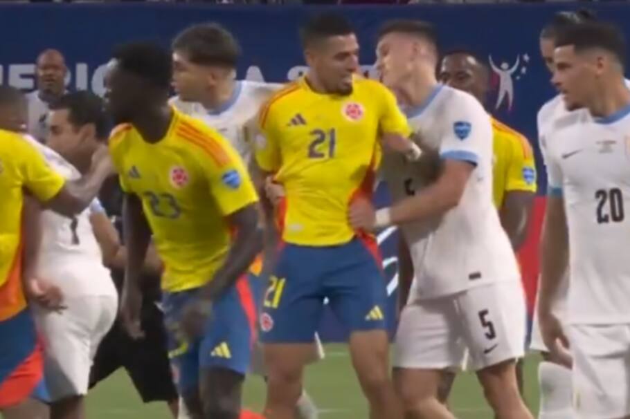 Daniel Muñoz fue expulsado tras un codazo a Ugarte en el Colombia vs. Uruguay.