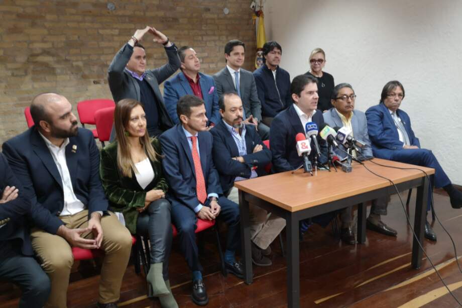 La bancada de Cambio Radical junto al exministro de Vivienda Luis Felipe Henao. / Captura de pantalla de Twitter