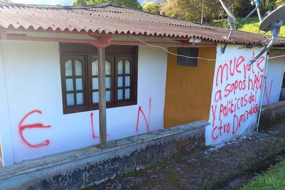 La fachada de la vivienda del exalcalde de Gámbito (Santander) fueron pintadas con amenazas a nombre del Eln.