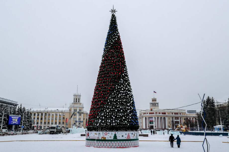 La instalación luminosa en forma de árbol de Navidad, de 25 metros de altura y con casi mil diseños de iluminación diferentes. / AFP
