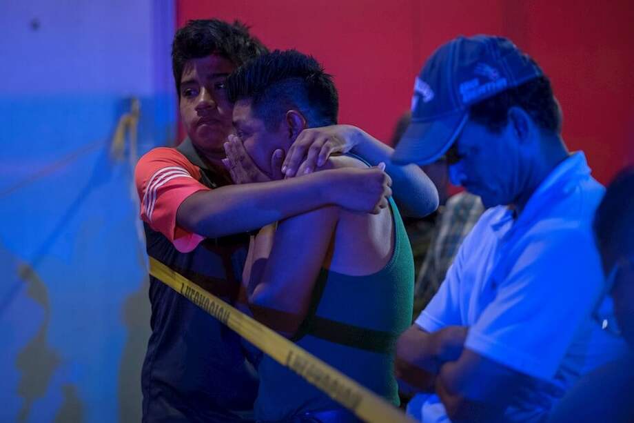 Familiares de las víctimas del incendio mortal en un bar de la ciudad de Coatzacoalcos, en Veracruz (México). / EFE