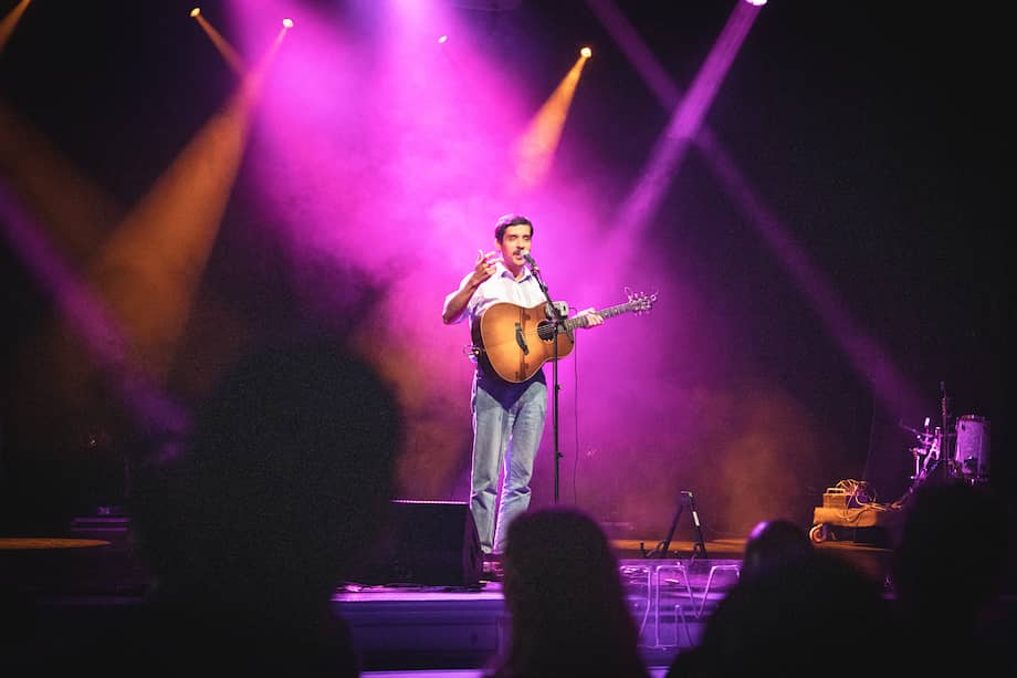 El David Aguilar es uno de los artistas invitados al BIME 2024, evento que inició en Bilbao, España, el 29 de octubre y finaliza el 01 de noviembre. Se presentó en la primera noche del evento en la sala BBK.