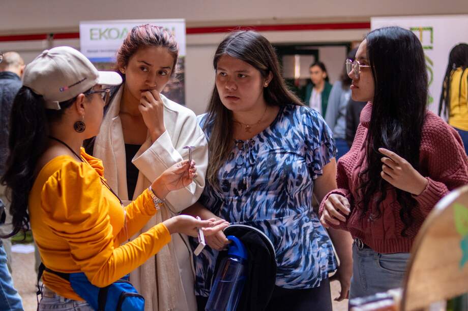 Adicionalmente, a las 6:30 p.m. del próximo 30 de noviembre se realizará un conversatorio con la fotógrafa Wendy Ewald, referente de fotografía comunitaria.