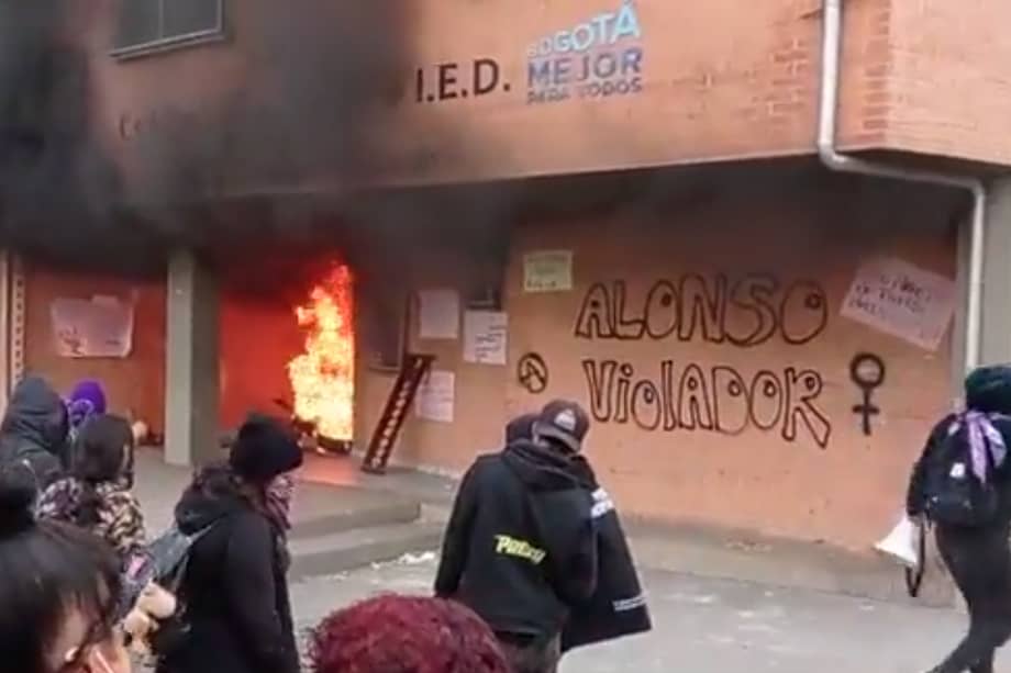 Video: Quemaron el colegio Nuevo Chile en Bogotá, por presunto abuso sexual.