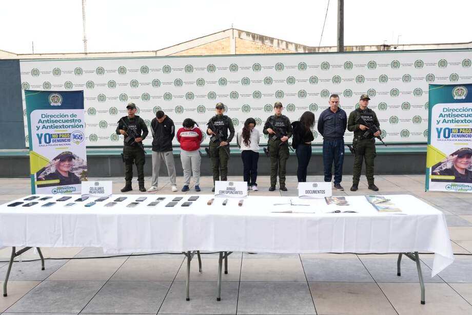 A través de mensajes en plataformas digitales, las cinco personas capturadas, contactaban a sus víctimas con engaños como falsas encomiendas o servicios sexuales inexistentes. Luego, se hacían pasar por funcionarios públicos y les exigían dinero bajo amenazas, con montos que iban desde los $200.000 hasta los $5 millones.
Uno de los métodos más comunes consistía en hacerles creer a las víctimas que estaban involucradas en un supuesto proceso judicial o que serían capturadas si no accedían a pagar sumas altas para "resolver" su situación.