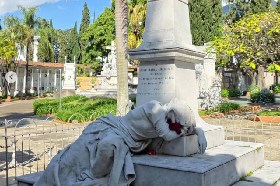 Tumba perteneciente a José María Amador, en el Cementerio San Pedro de Medellín.