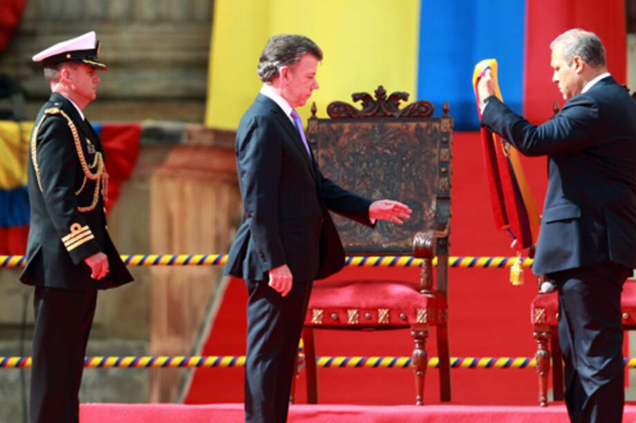 El presidente Juan Manuel Santos recibe la banda presidencial de manos del presidente del Congreso, senador José Names Cardozo