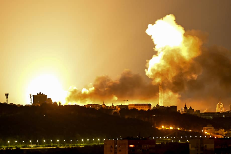 Los ataques con drones y misiles rusos provocaron explosiones en la capital de Ucrania, Kiev.