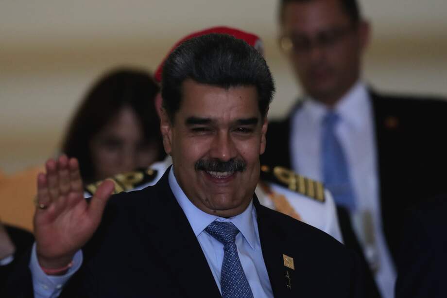 El presidente de Venezuela, Nicolás Maduro, saludó a los miembros de la prensa durante su participación en la Cumbre Suramericana de Brasil.