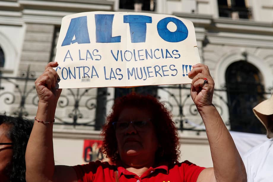 Una mujer participa en una manifestación por el Día Internacional de Eliminación de la Violencia contra la Mujer este martes, en San Salvador.