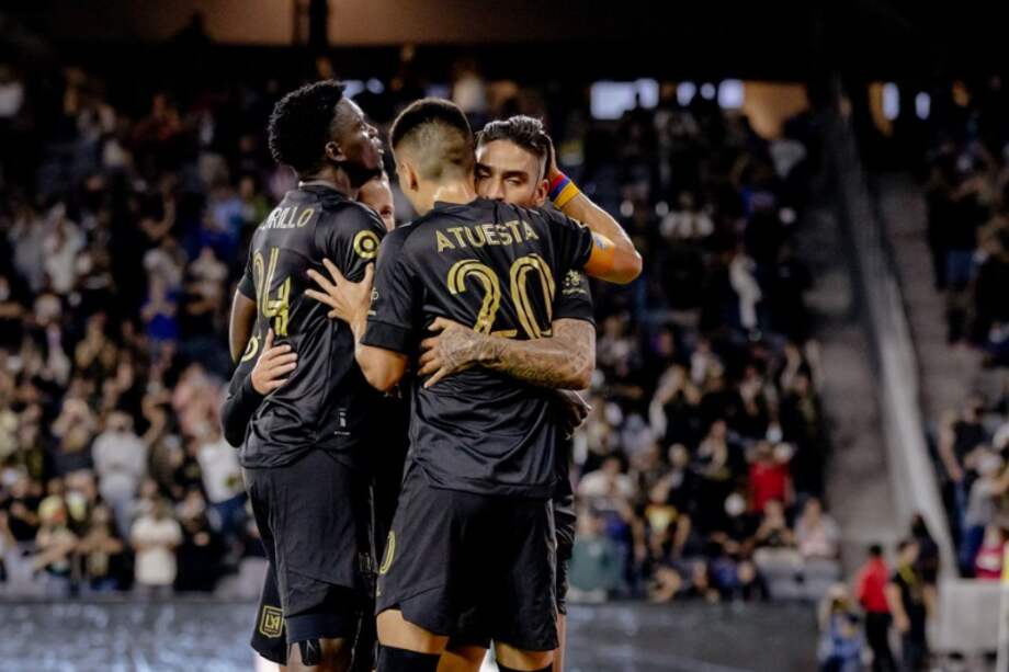 Arango celebrando su doblete con Atuesta.