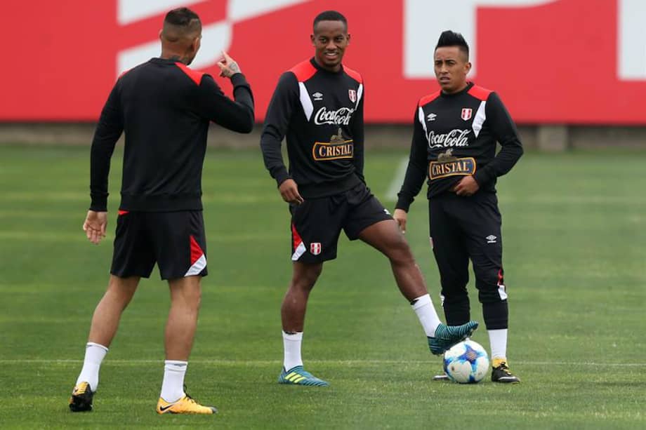 André Carrillo (c), durante un entrenamiento de la selección peruana de fútbol, que este martes recibe a Colombia en el estadio Nacional de Lima. / EFE