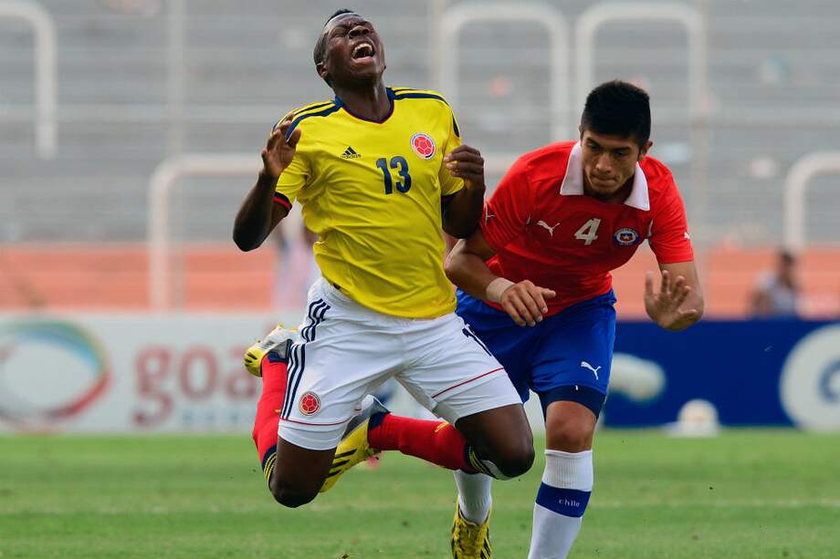 Helibelton Palacios se lamenta tras una falta del chileno Valber Huerta./AFP