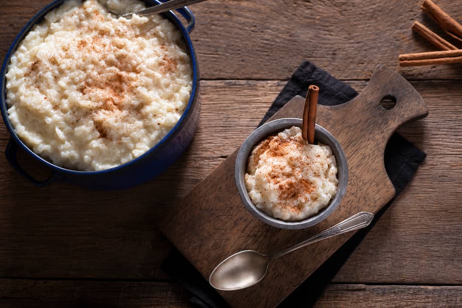 Espolvorea canela en este arroz con leche para resaltar sabores.