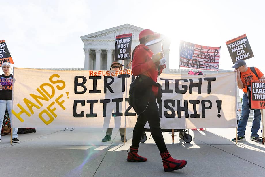 Manifestantes se congregaron frente a la Corte Suprema de Estados Unidos antes de la audiencia de alegatos orales sobre el derecho a la ciudadanía por nacimiento.